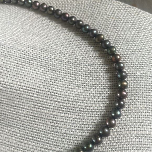 Fresh water pearl peacock pearl necklace in 17” - Picture 6 of 6